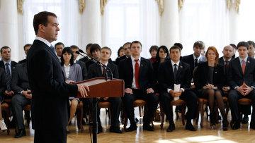 Медведев: деньги на образование должны распределяться более эффективно